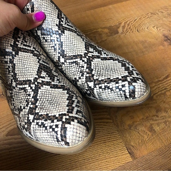 A.N.A NWOT’s Snakeskin Wedge Heeled Pointed Toe Boho Booties Size 9.5 - Picture 3 of 8